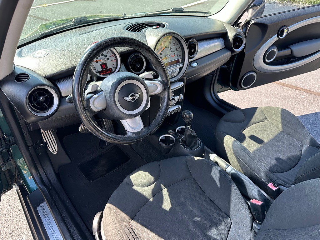 2009 MINI Cooper Image 16
