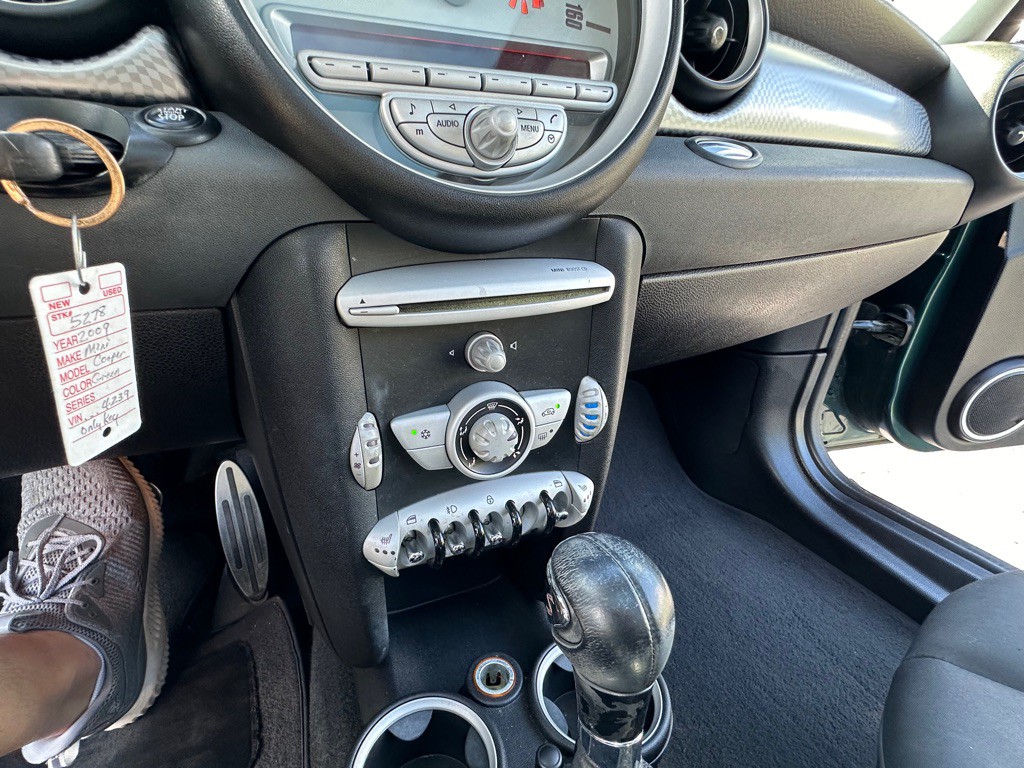 2009 MINI Cooper Image 24