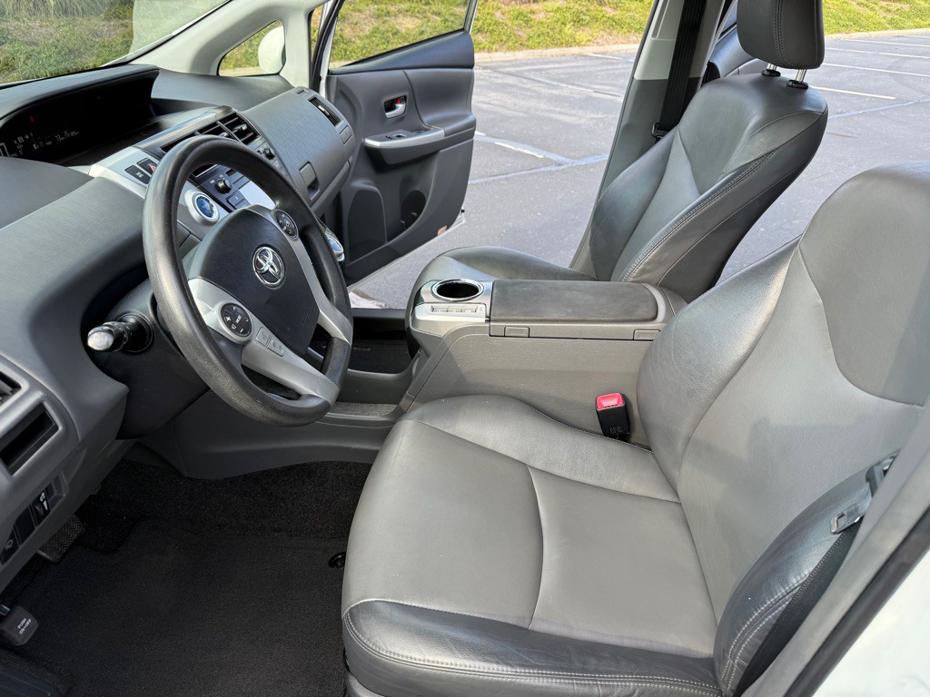 2012 Toyota Prius Image 11