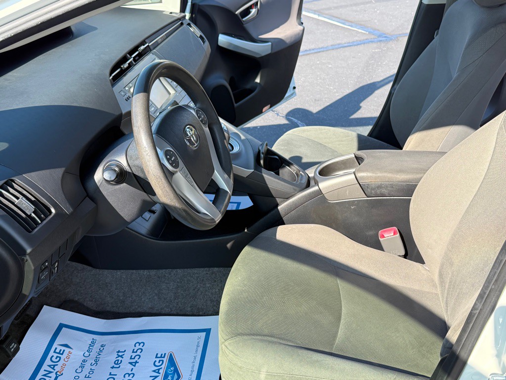 2013 Toyota Prius Image 11