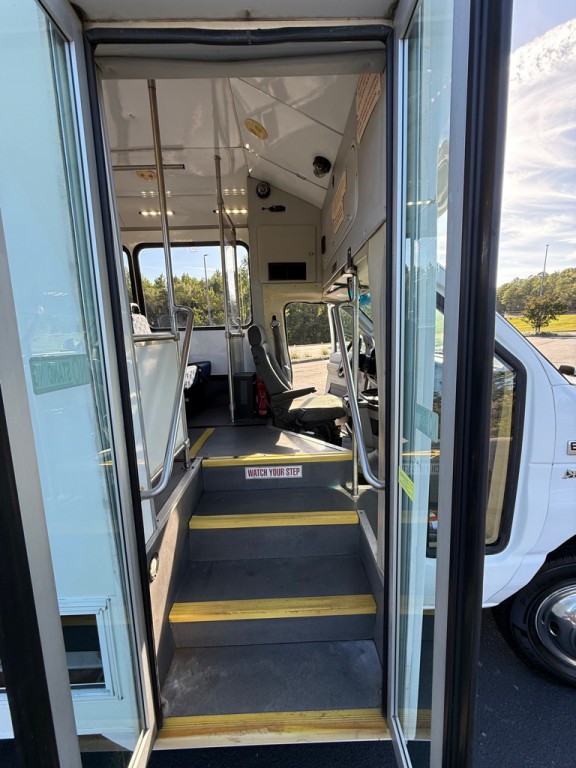 2015 Ford Econoline Image 17