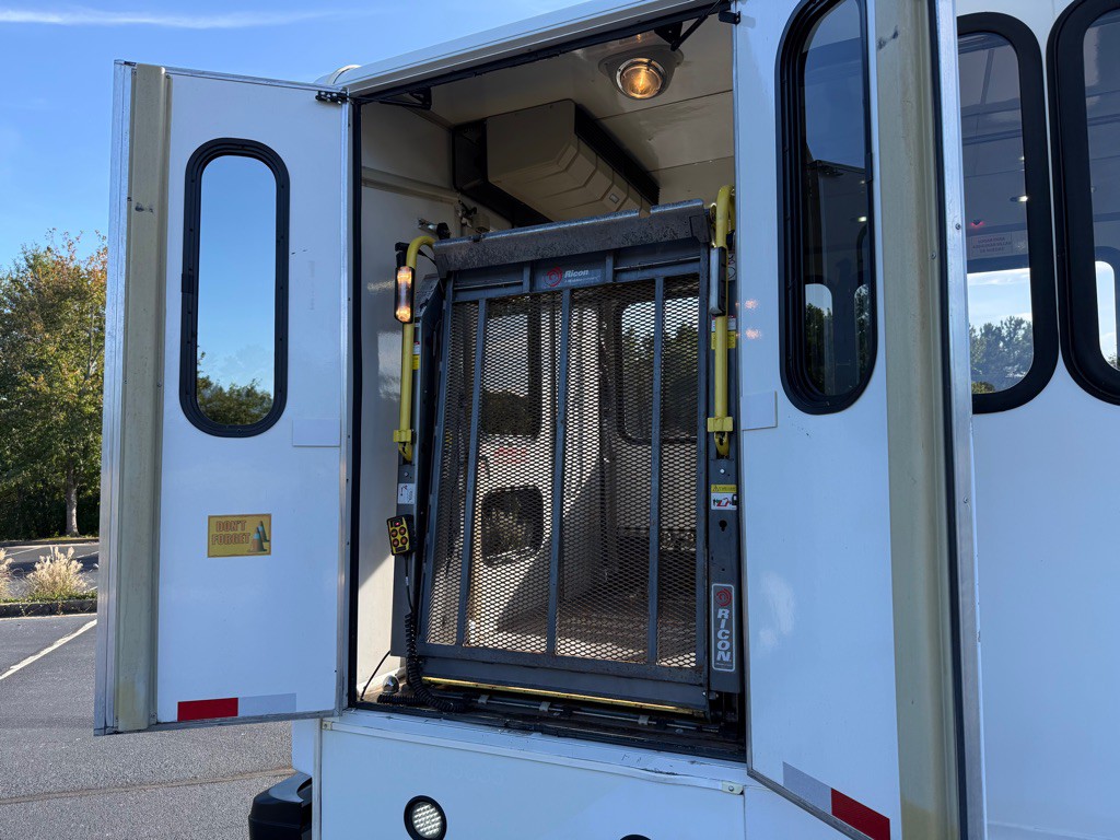 2015 Ford Econoline Image 37