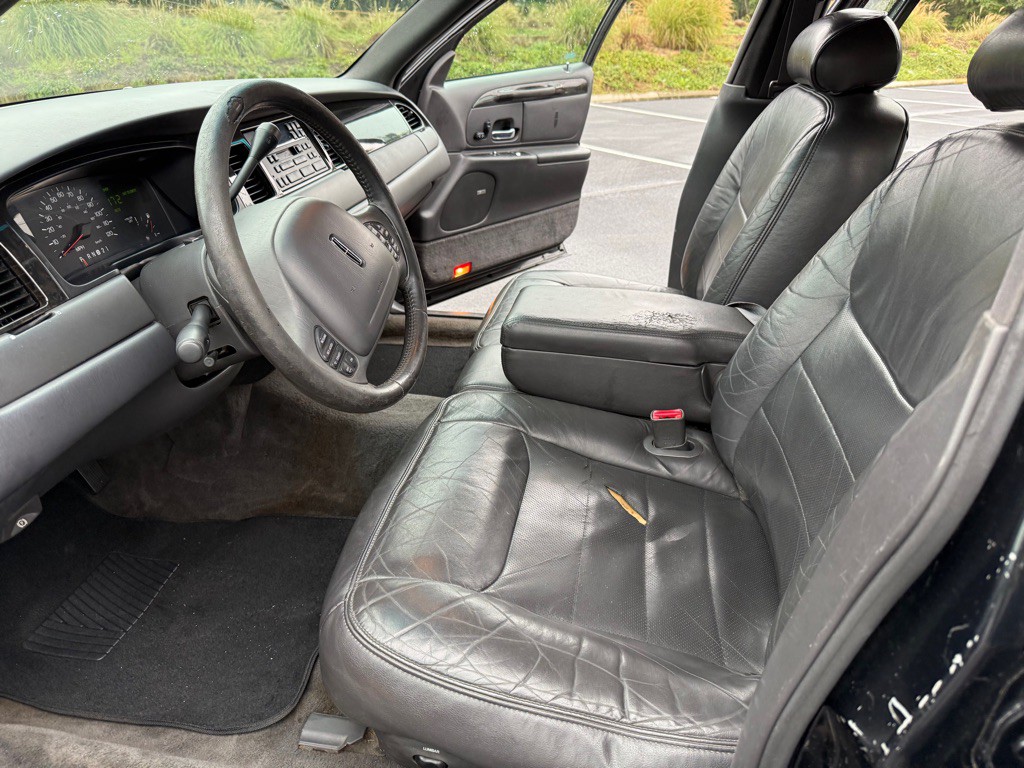 1998 Lincoln Town Car Image 11