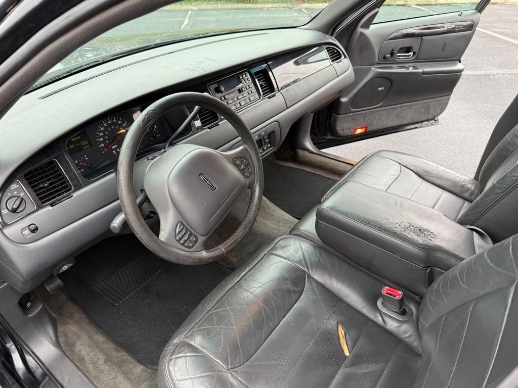 1998 Lincoln Town Car Image 12
