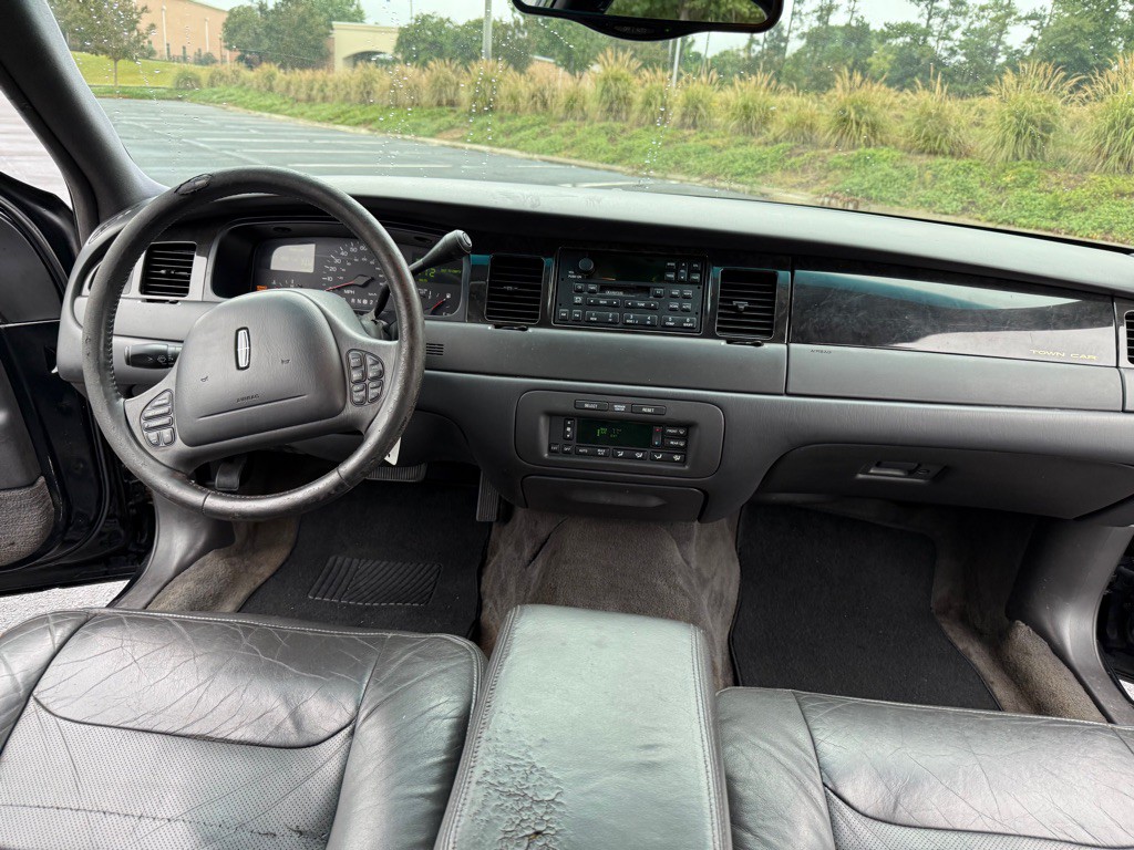 1998 Lincoln Town Car Image 13