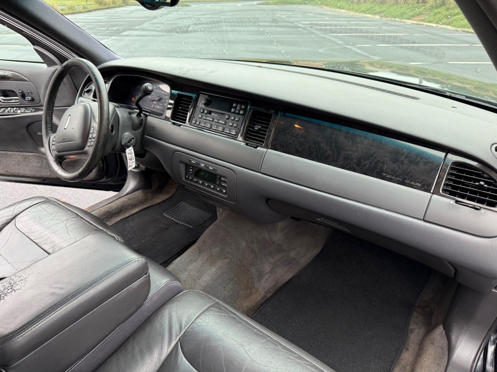 1998 Lincoln Town Car Image 15
