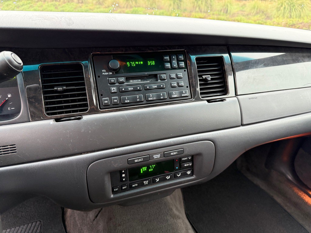 1998 Lincoln Town Car Image 19