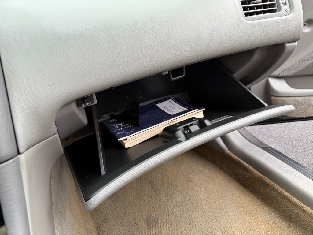 2004 Toyota Avalon Image 24