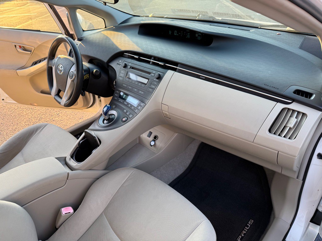 2010 Toyota Prius Image 16