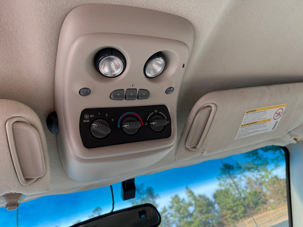 2001 Chevrolet Suburban Image 24