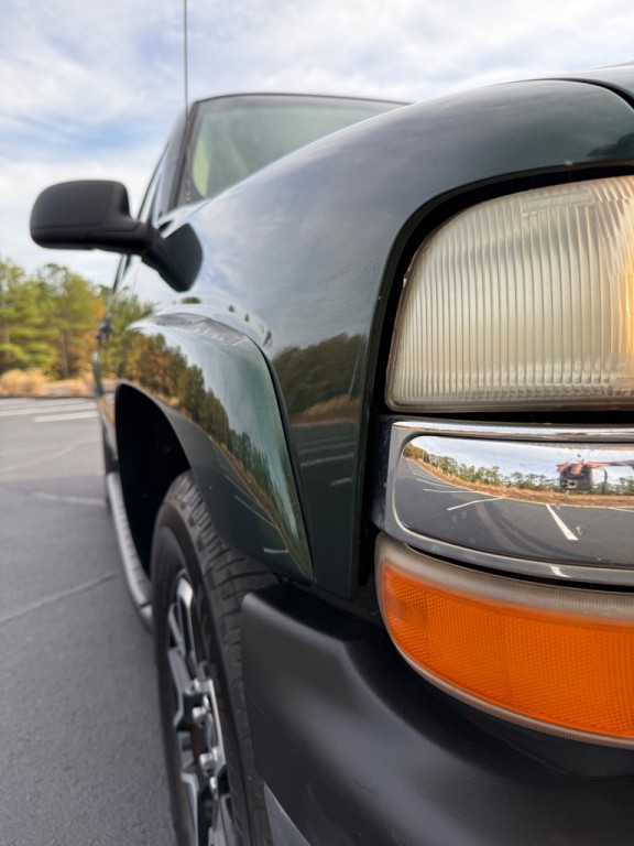 2001 Chevrolet Suburban Image 30