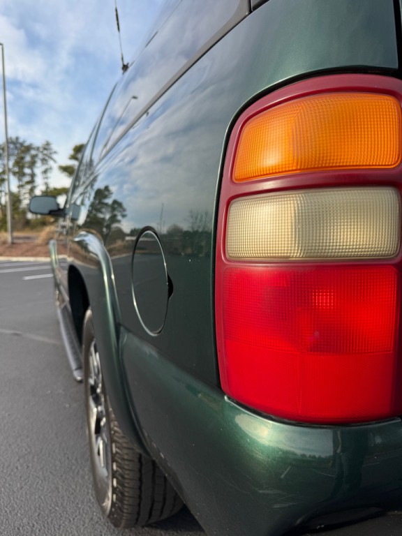 2001 Chevrolet Suburban Image 32
