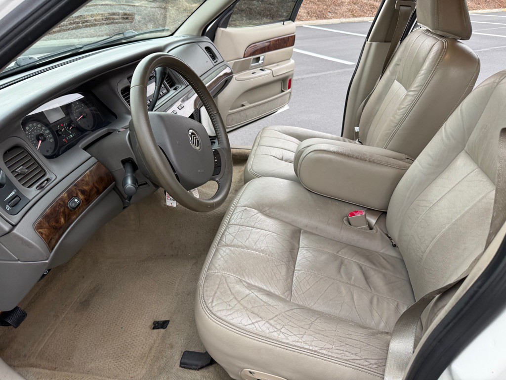 2010 Mercury Grand Marquis Image 11