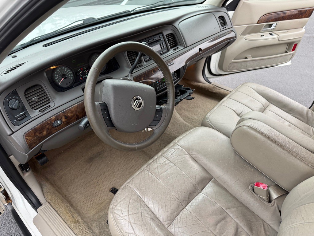 2010 Mercury Grand Marquis Image 12