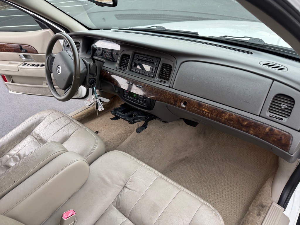 2010 Mercury Grand Marquis Image 16