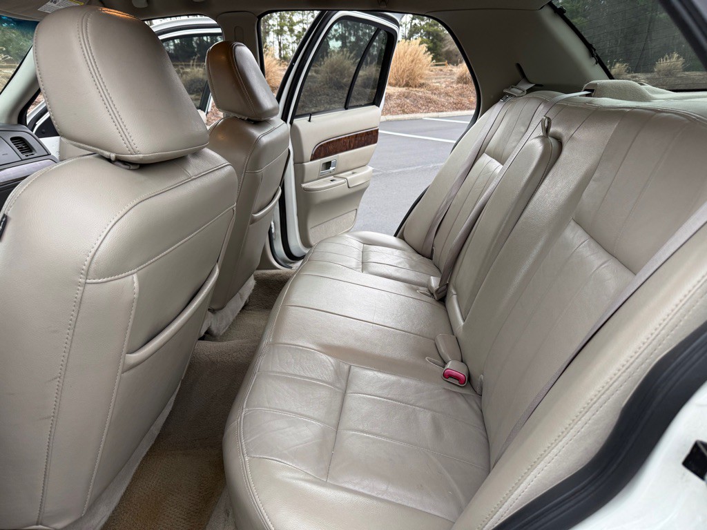 2010 Mercury Grand Marquis Image 18