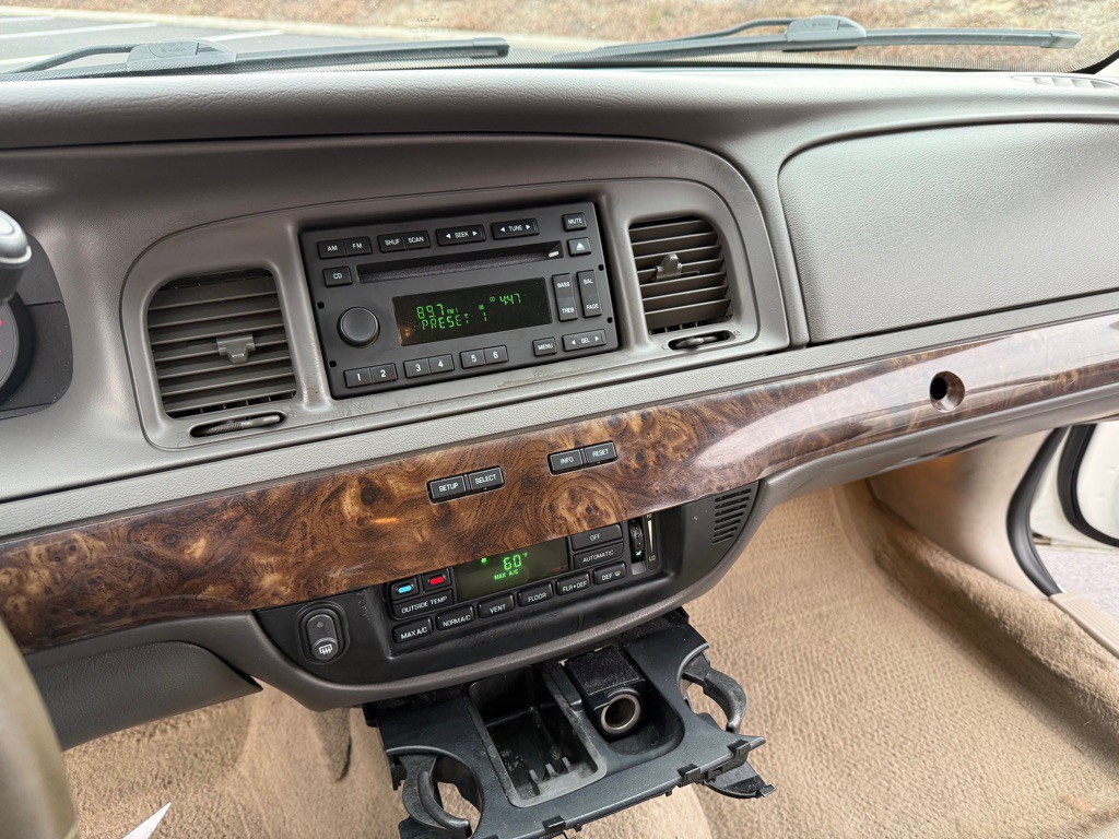 2010 Mercury Grand Marquis Image 20