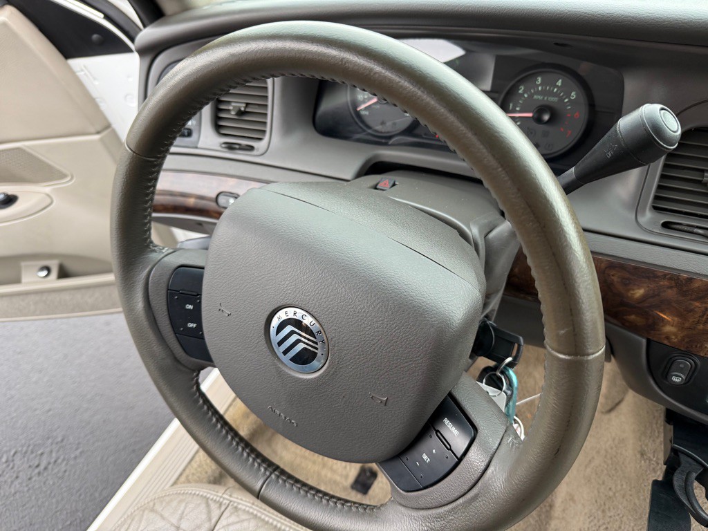 2010 Mercury Grand Marquis Image 22