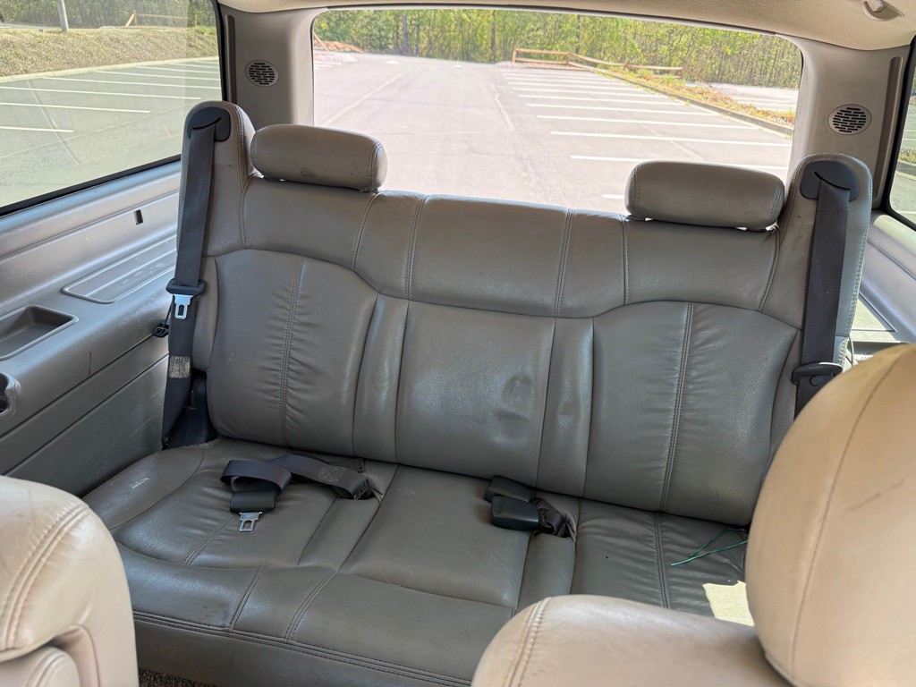 2002 Chevrolet Suburban Image 23