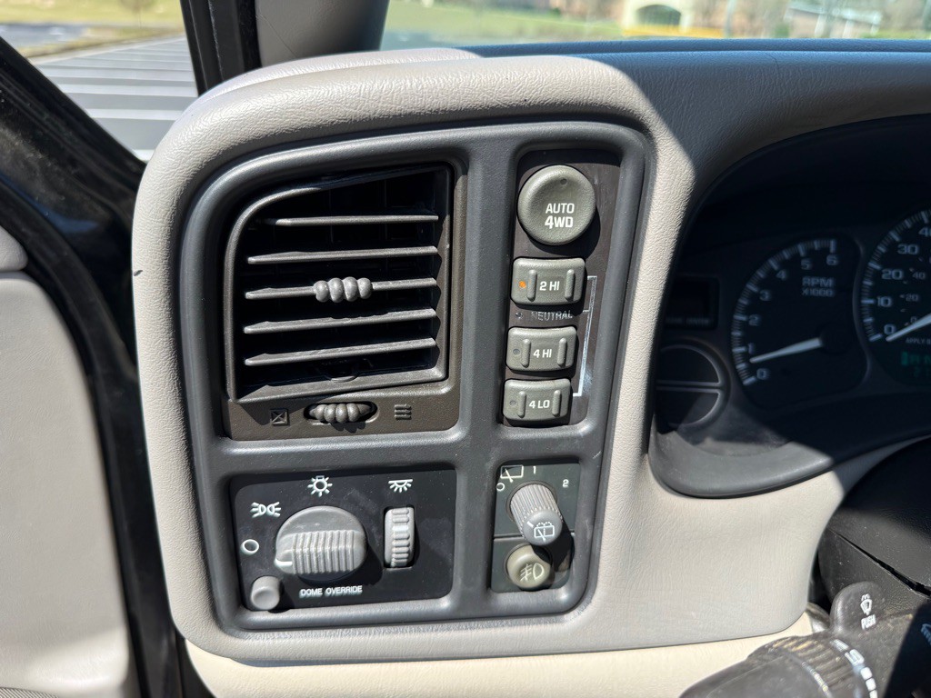 2002 Chevrolet Suburban Image 28