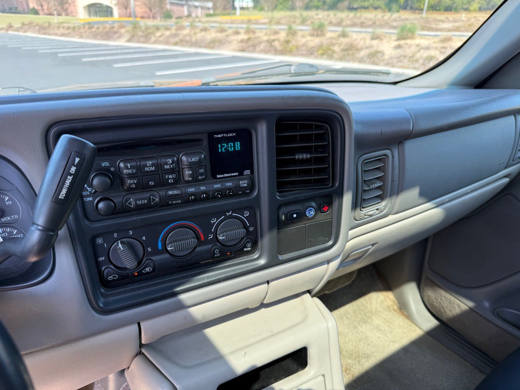 2002 Chevrolet Suburban Image 28