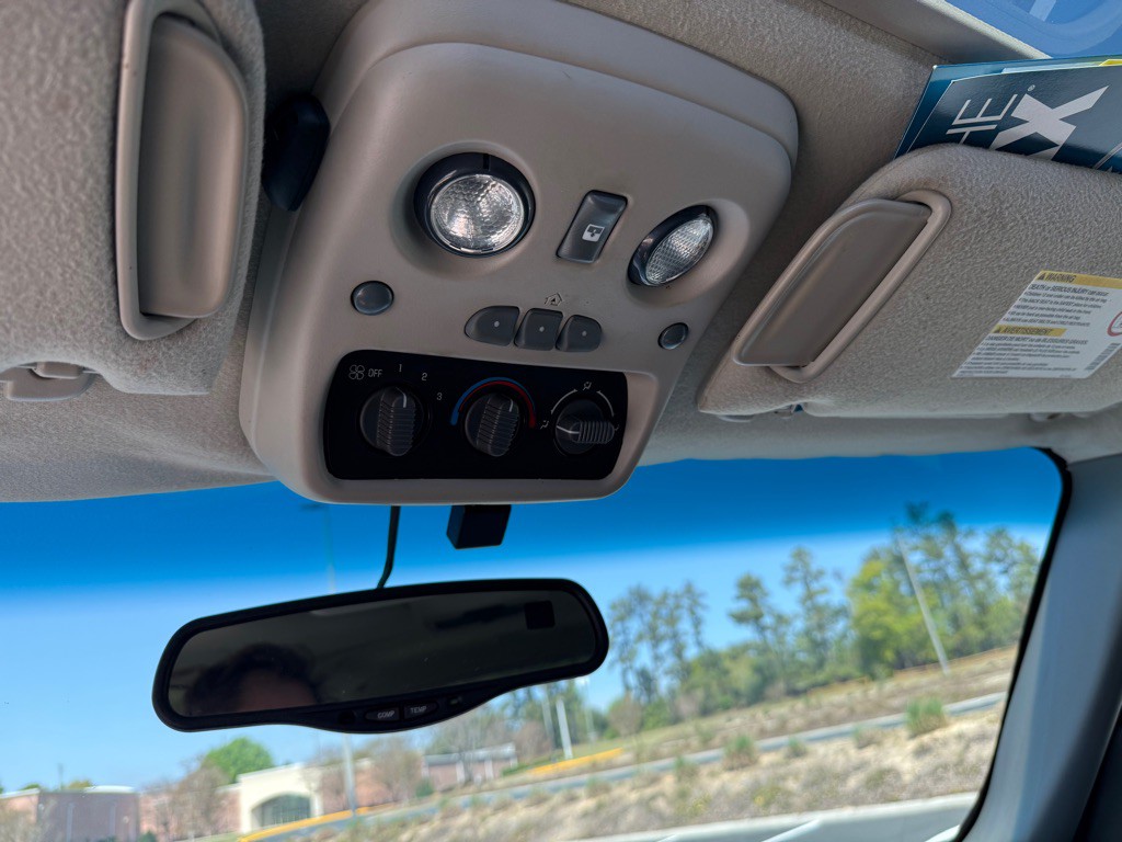 2002 Chevrolet Suburban Image 29