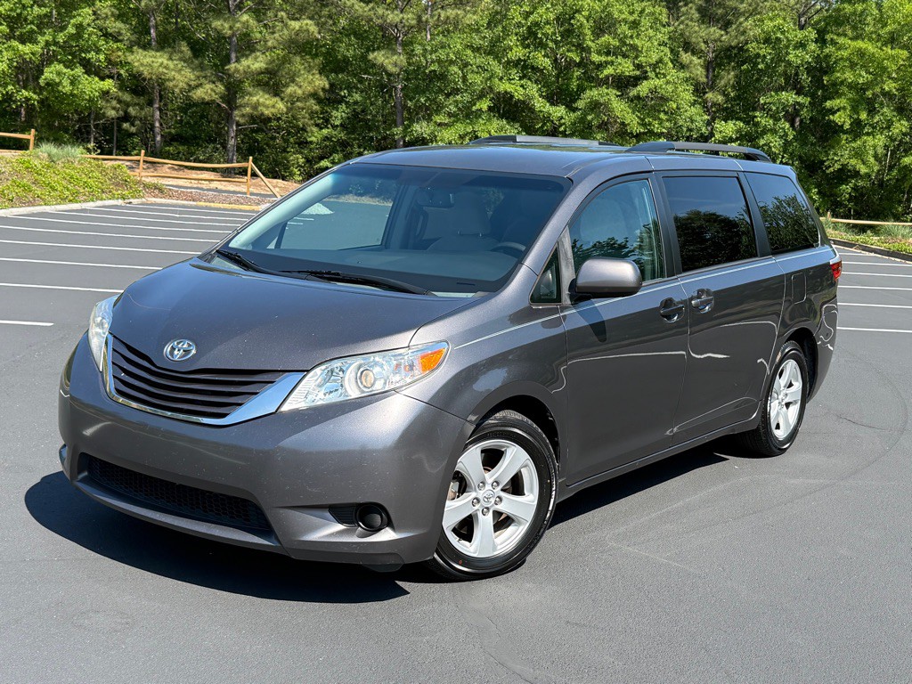 2015 Toyota Sienna Image 1