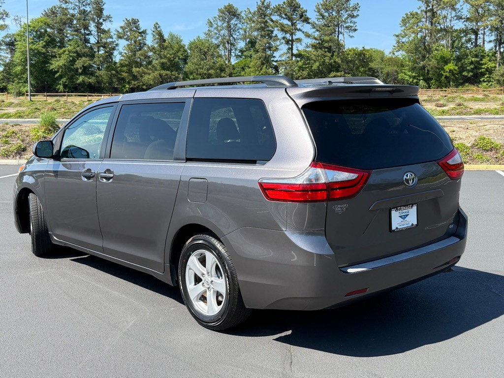 2015 Toyota Sienna Image 10