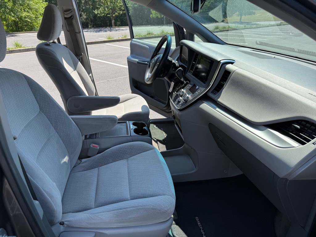 2015 Toyota Sienna Image 16