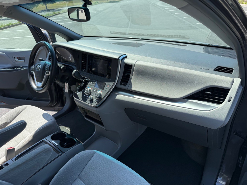2015 Toyota Sienna Image 17