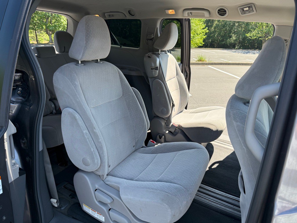 2015 Toyota Sienna Image 18