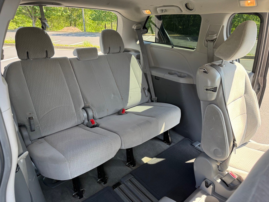 2015 Toyota Sienna Image 19