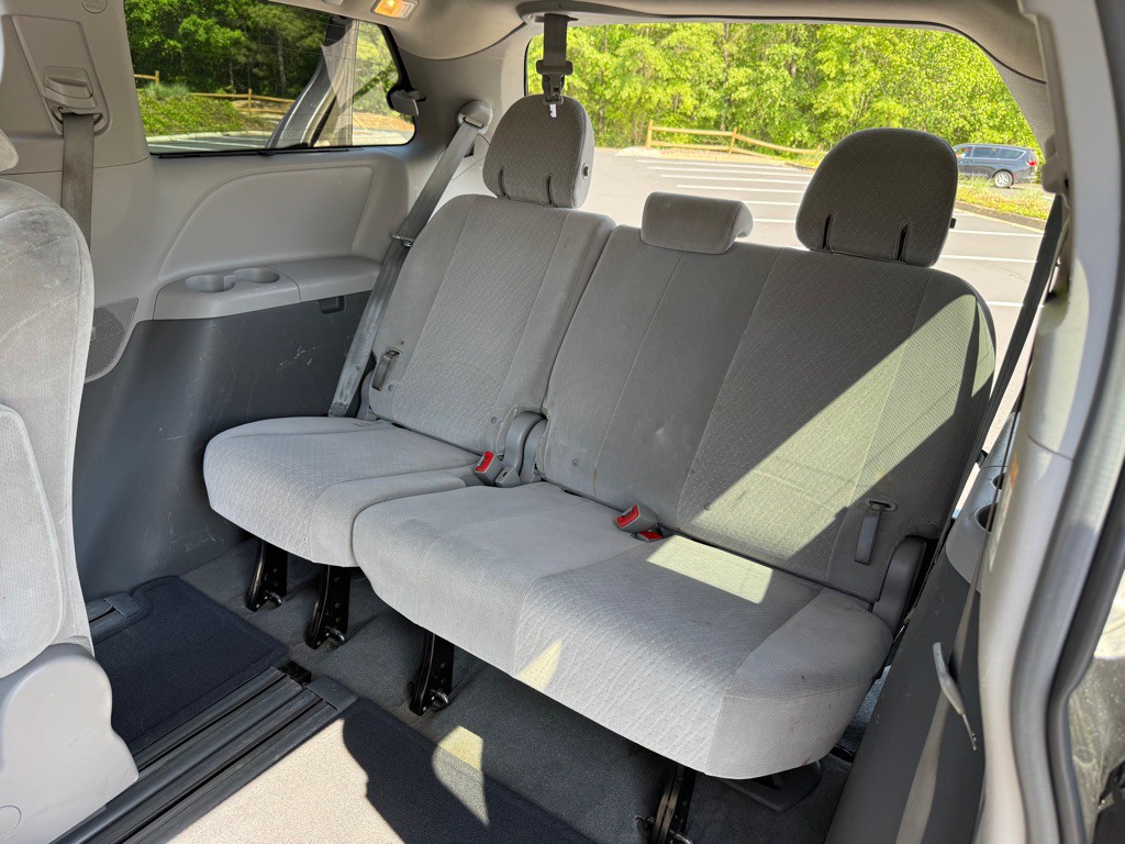 2015 Toyota Sienna Image 21