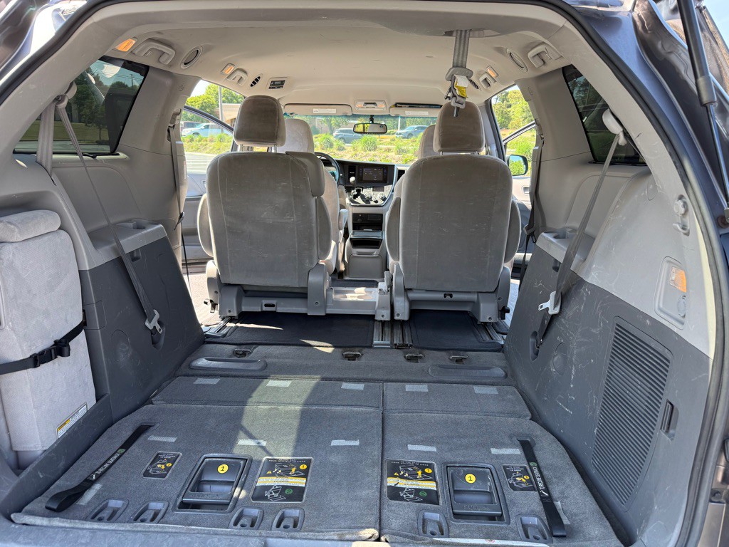 2015 Toyota Sienna Image 23