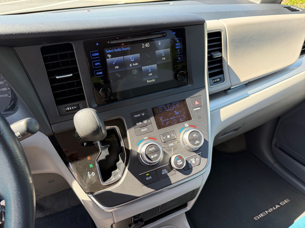 2015 Toyota Sienna Image 25