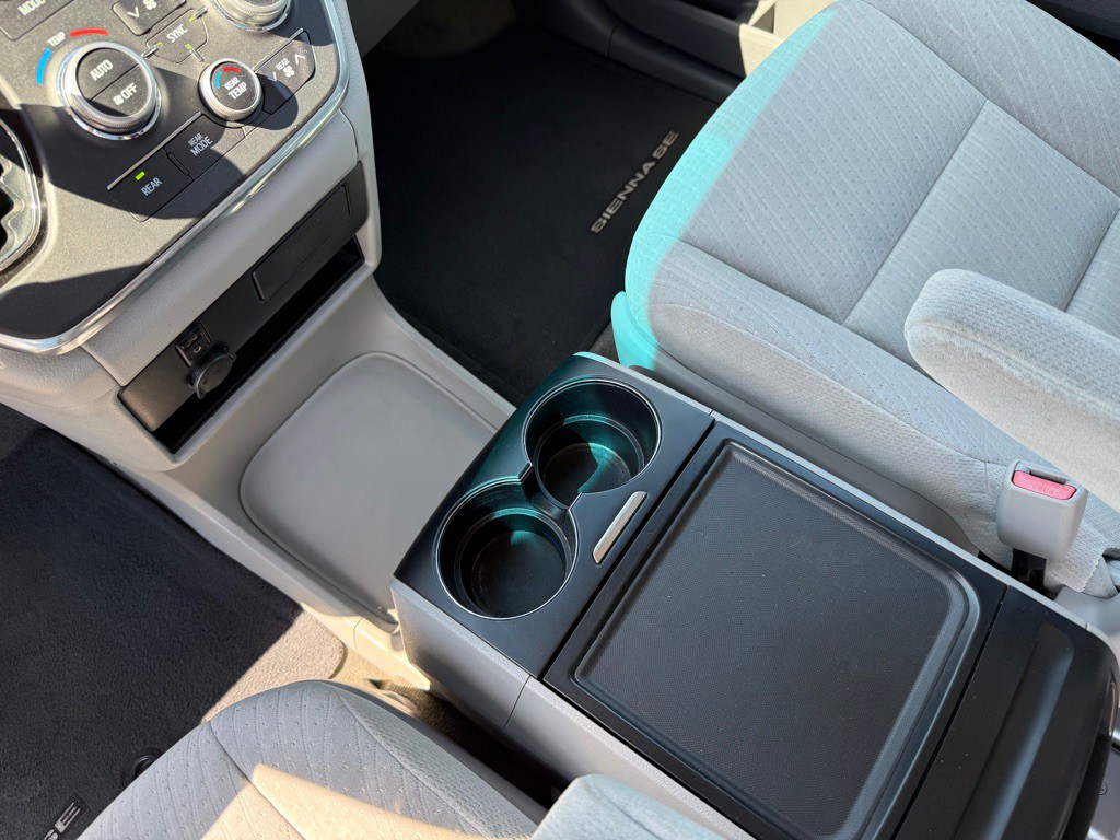 2015 Toyota Sienna Image 27