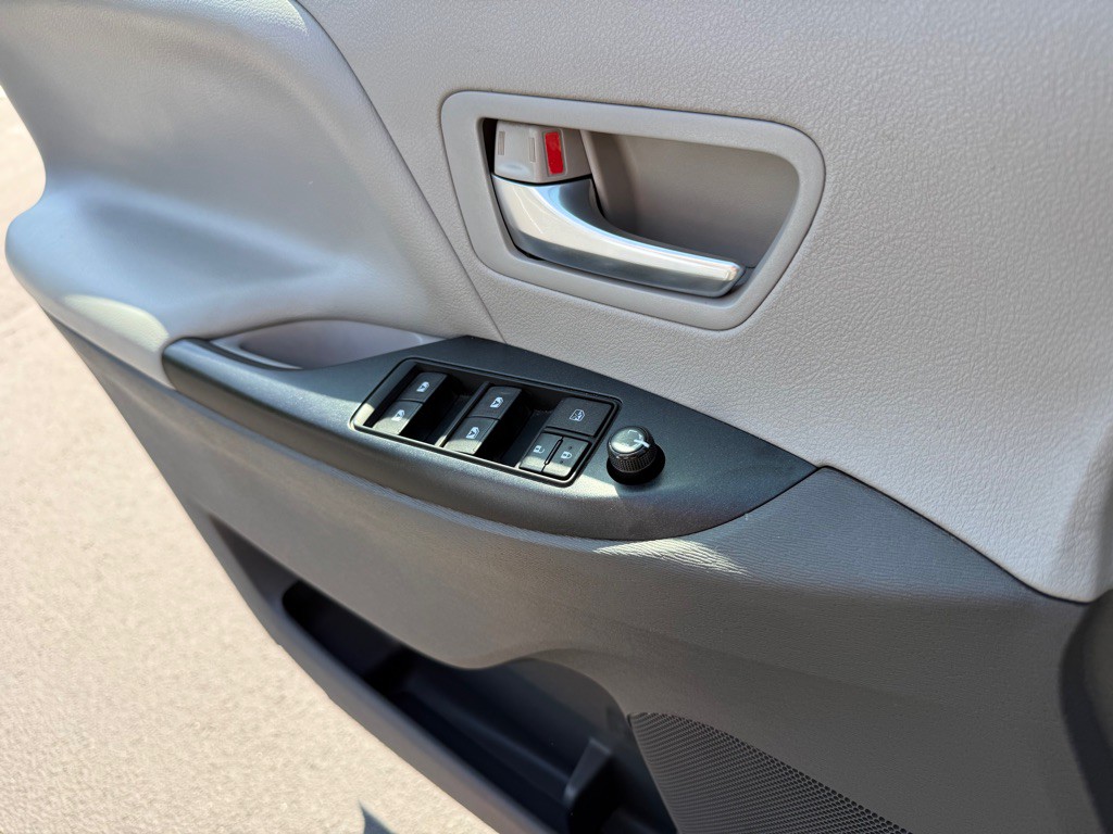 2015 Toyota Sienna Image 30