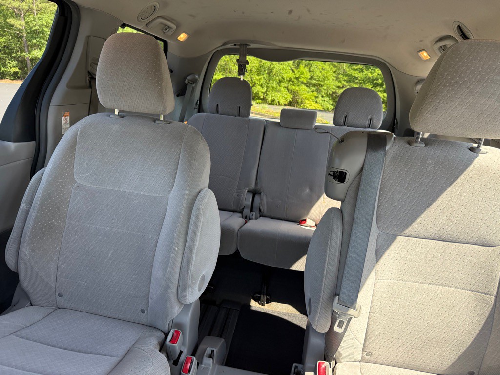 2015 Toyota Sienna Image 32