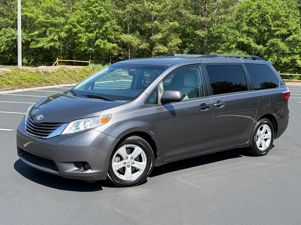 2015 Toyota Sienna Image 2