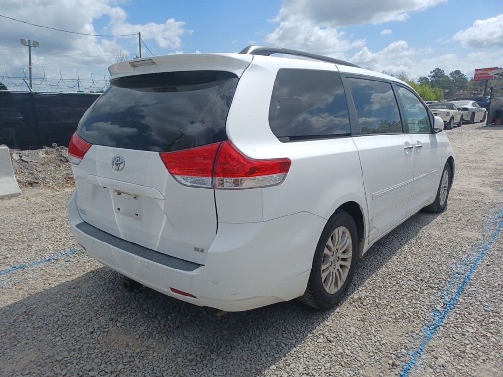 2011 Toyota Sienna Image 4