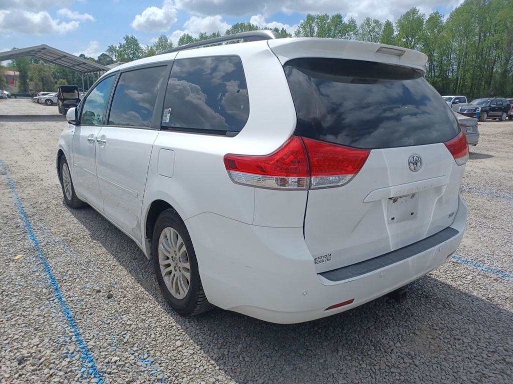 2011 Toyota Sienna Image 5