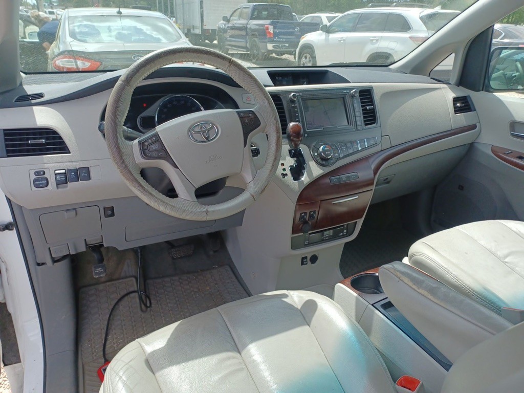 2011 Toyota Sienna Image 8
