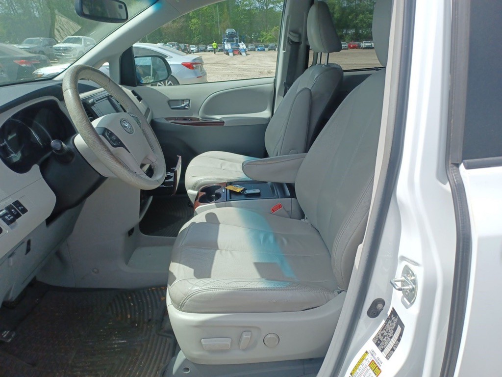 2011 Toyota Sienna Image 9