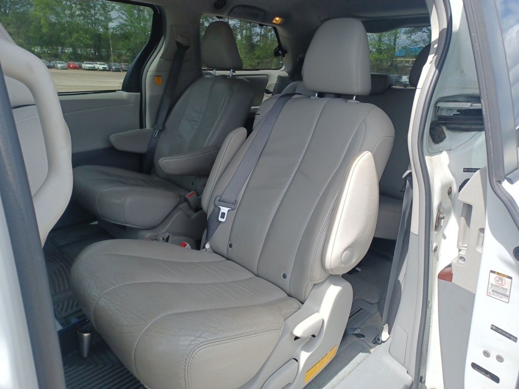 2011 Toyota Sienna Image 10