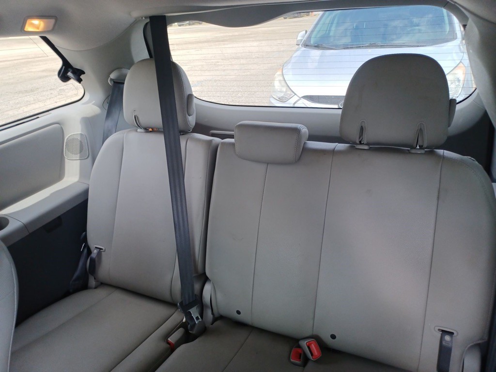 2011 Toyota Sienna Image 11
