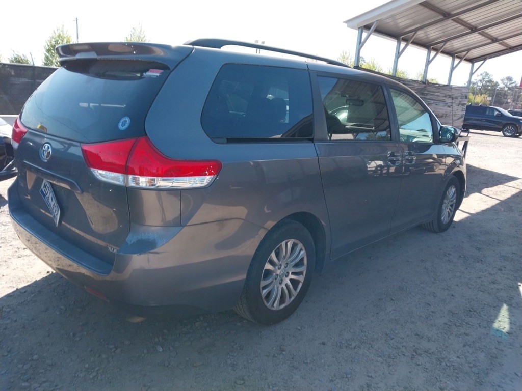 2014 Toyota Sienna Image 3