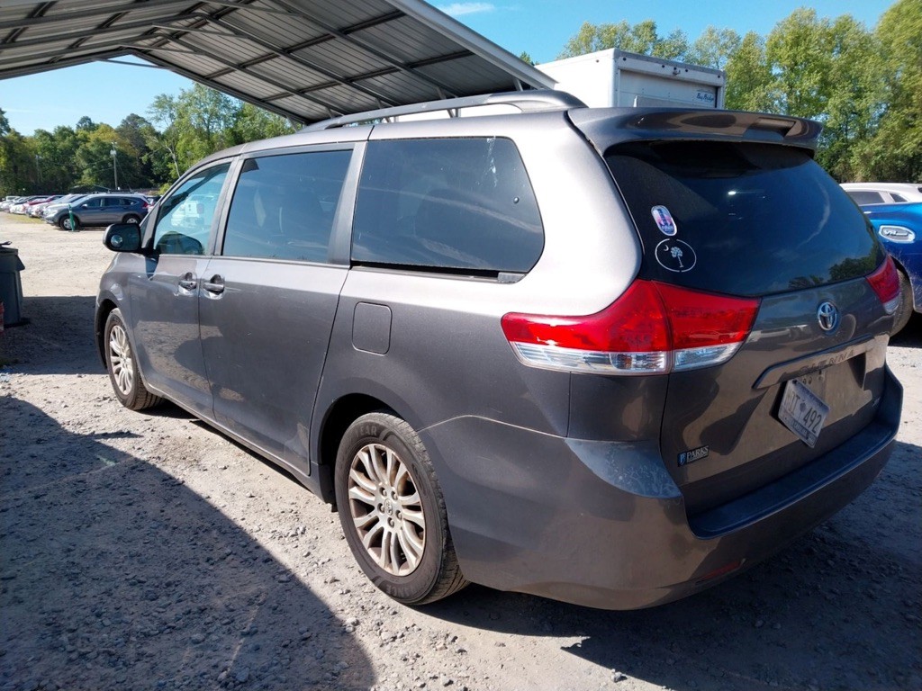 2014 Toyota Sienna Image 4