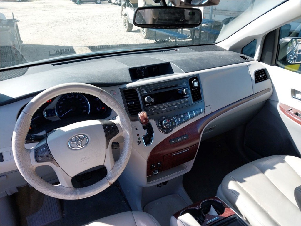 2014 Toyota Sienna Image 6