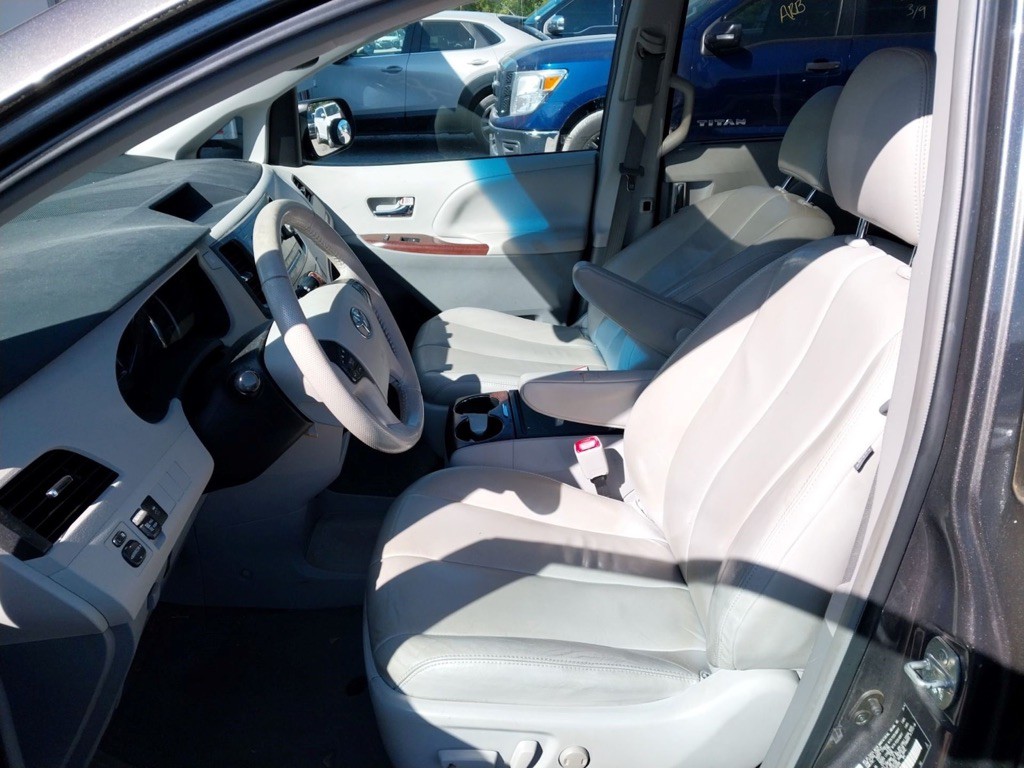 2014 Toyota Sienna Image 7