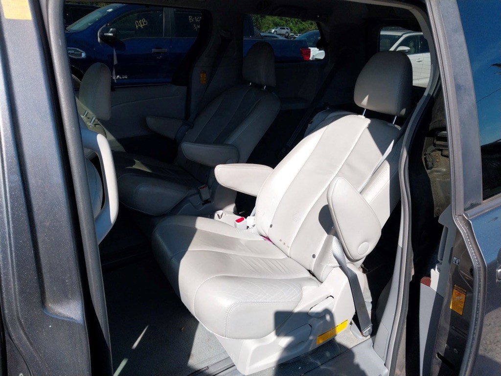 2014 Toyota Sienna Image 8